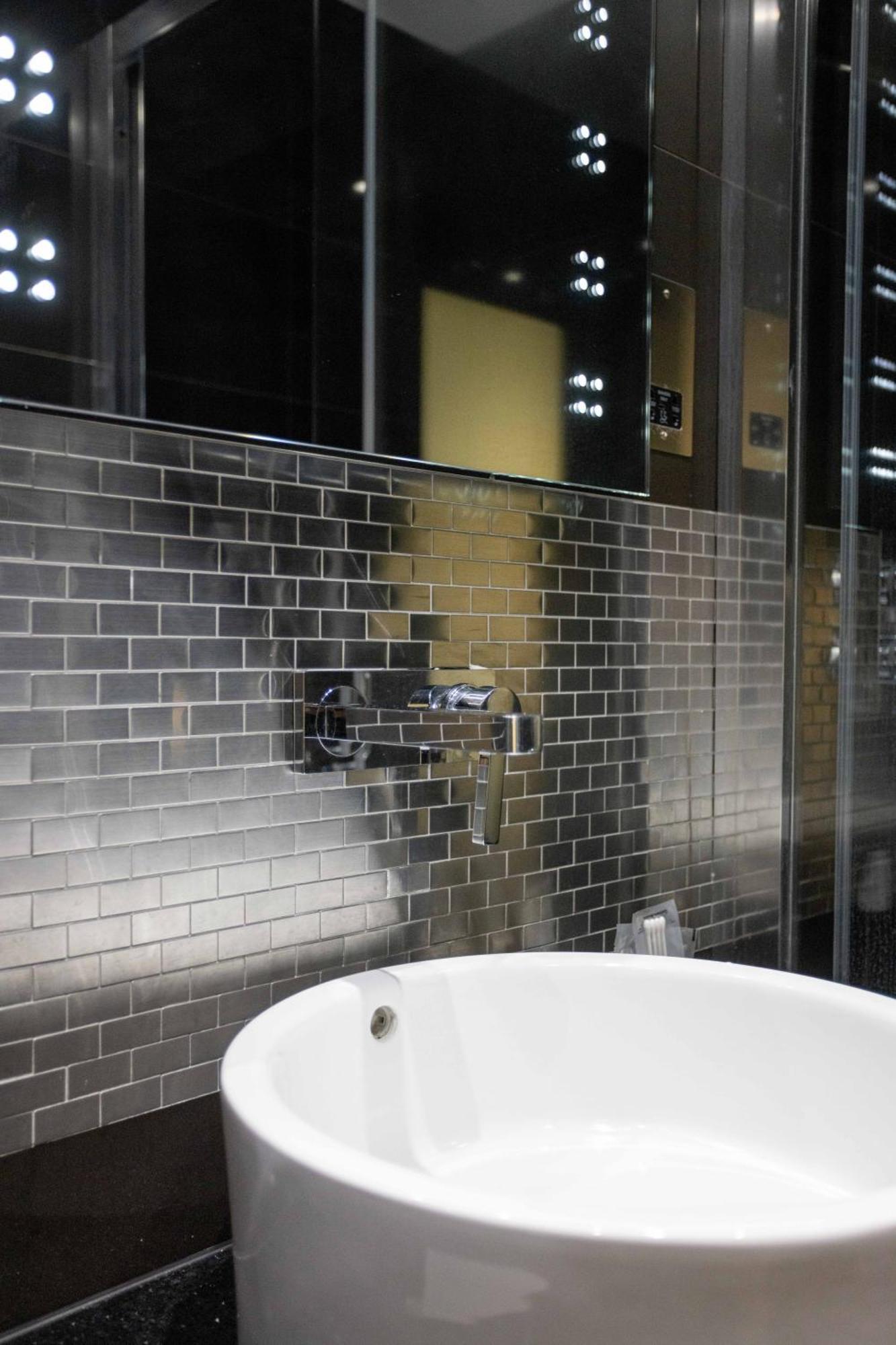Park Grand Mayfair Londres Exterior foto Subway tiles in a shower