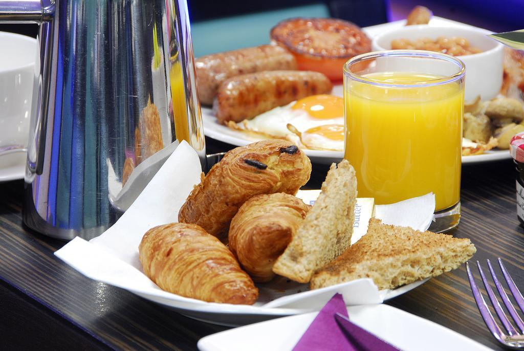 Park Grand Mayfair Londres Exterior foto A continental breakfast