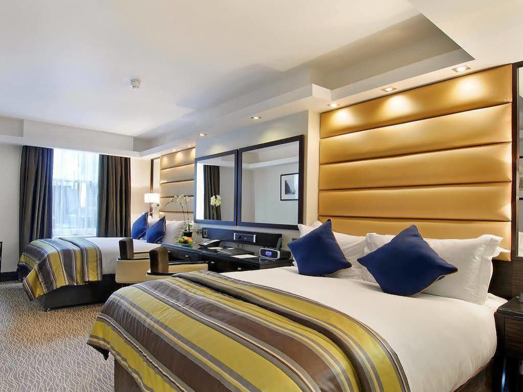 Park Grand Mayfair Londres Exterior foto A bedroom at the Hilton London Paddington