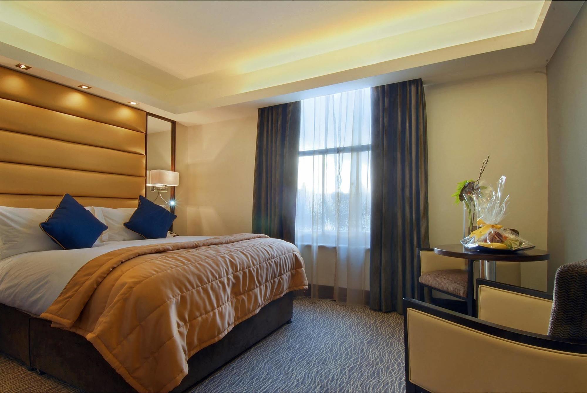 Park Grand Mayfair Londres Exterior foto A bedroom at the hotel