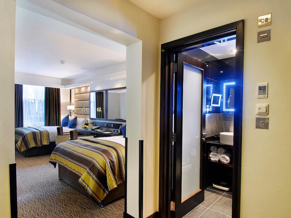 Park Grand Mayfair Londres Exterior foto A room at the Hilton London West End