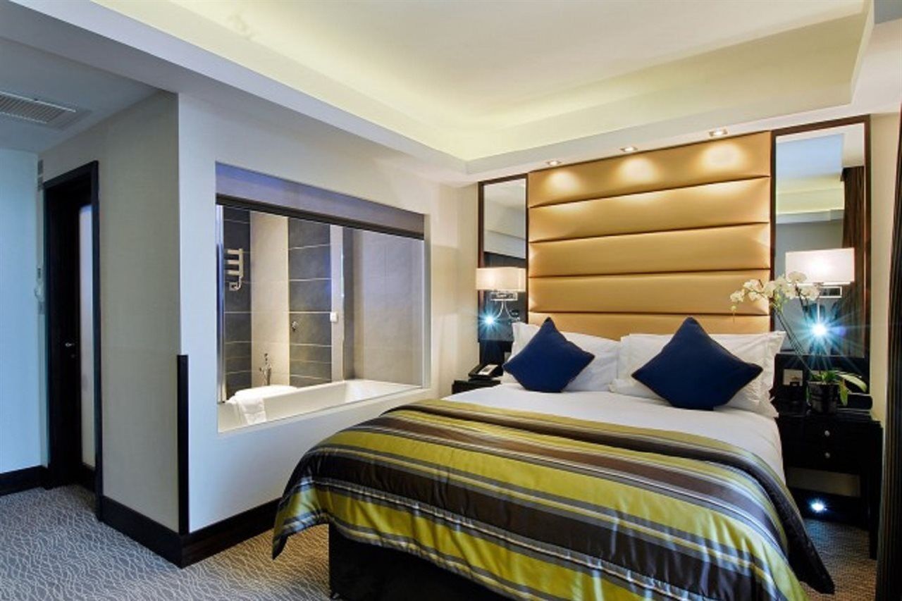 Park Grand Mayfair Londres Exterior foto A bedroom at the InterContinental London The O2